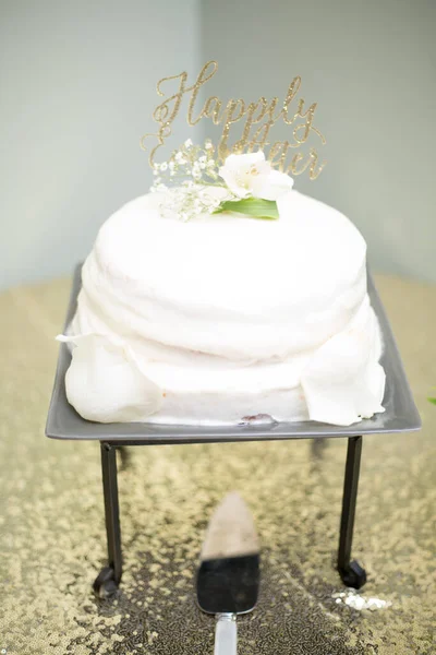 Вертикальный Снимок Белого Праздничного Торта Размытым Серым Фоном — стоковое фото