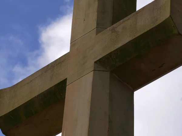 Křesťanský Kříž Proti Modrému Nebi Střední Výstřel — Stock fotografie
