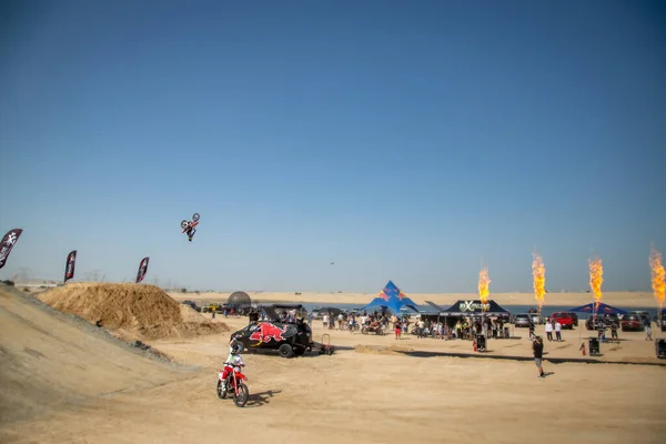 Арабский Эмират Января 2021 Года Мотокросс Фристайлистов Мотоциклистов Прыгающих Пустыне — стоковое фото