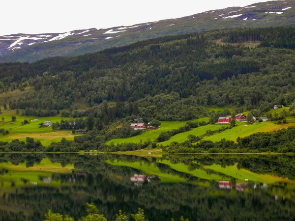 Hermoso Plano Casas Montaña Lago Con Reflejo Noruega —  Fotos de Stock