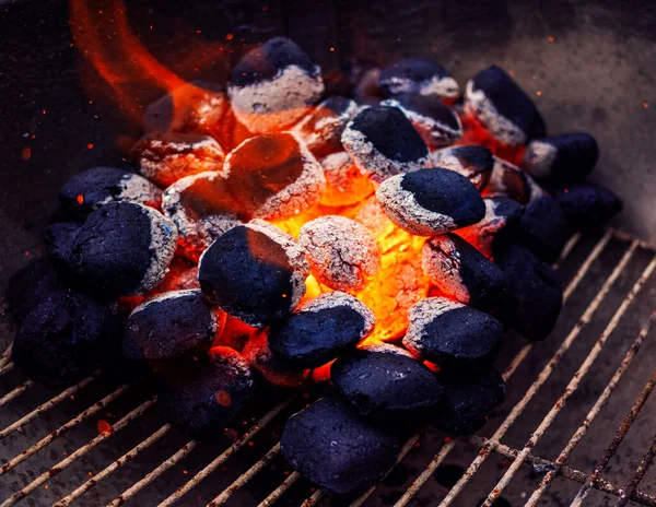 Eine Nahaufnahme Von Glühenden Kohlen Und Flamme Schöner Hintergrund — Stockfoto