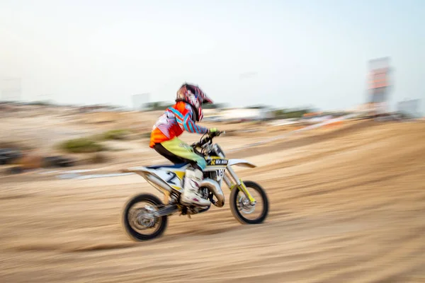 联合阿拉伯利比亚民众国杜拜 2021年3月20日 年轻的越野车手和摩托车手在跑道上行驶 沙漠中的运动模糊和防护装置 — 图库照片