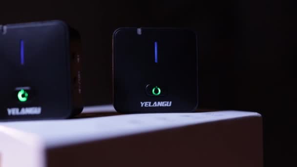 Detailní Produktový Záběr Bezdrátového Lavalier Mikrofonu Yelangu — Stock video