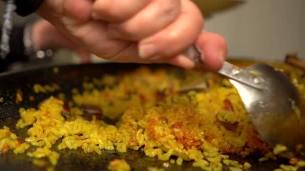 Manos Cocinero Español Sirviendo Deliciosa Paella Arroz Valenciano Con Cuchara — Vídeos de Stock