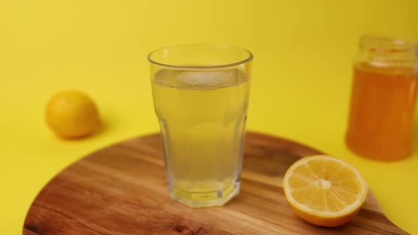 Ett Glas Citronsaft Ett Träbord — Stockvideo