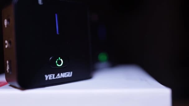 Gedetailleerde Product Shot Van Yelangu Draadloze Lavalier Microfoon — Stockvideo