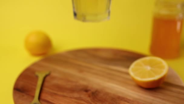 Mano Una Persona Colocando Vaso Limonada Fresca Fría Una Tabla — Vídeo de stock