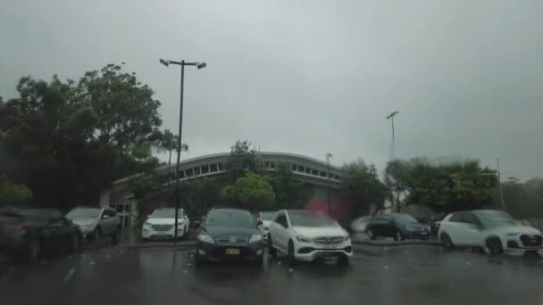 オーストラリア シドニーのウィロビー 2021年3月14日 ウィロビーレジャーセンター センター駐車場に連続する雨と強風 — ストック動画