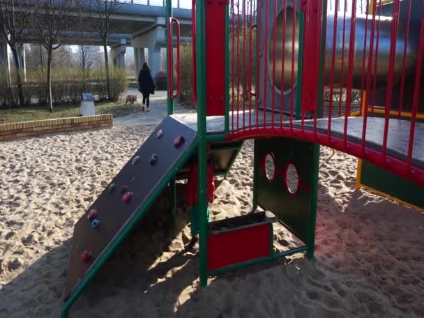 Kolorowy Sprzęt Plac Zabaw Parku Słoneczny Wczesny Wiosenny Dzień — Wideo stockowe