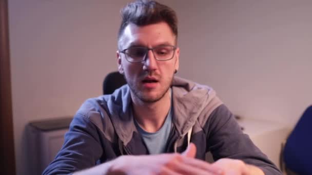 안경을 금발의 남자가 언어를 사용하여 말하는 — 비디오