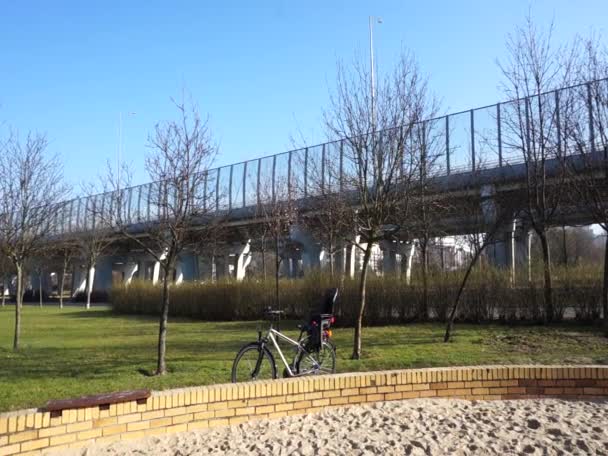 Most Drogą Nad Parkiem Wczesną Wiosną — Wideo stockowe