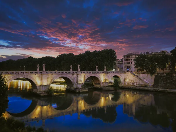 Roma Daki Tiber Nehri Üzerindeki Aziz Melek Köprüsü — Stok fotoğraf