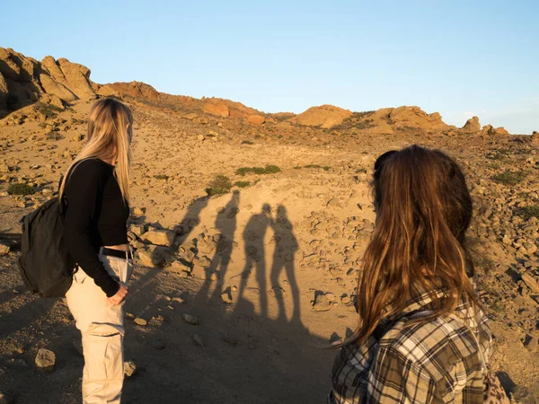 Close Amigos Tirando Uma Foto Sua Sombra Dia Ensolarado Deserto — Fotografia de Stock