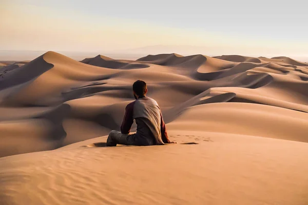 Una Vista Posterior Del Joven Meditativo Solo Sentado Arena Desierto —  Fotos de Stock