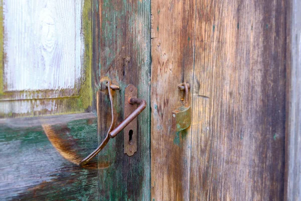 Una Vecchia Porta Con Una Serratura Rotta — Foto Stock