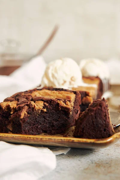 Disparo Vertical Deliciosos Brownies Mantequilla Maní Con Helado Encima Una — Foto de Stock