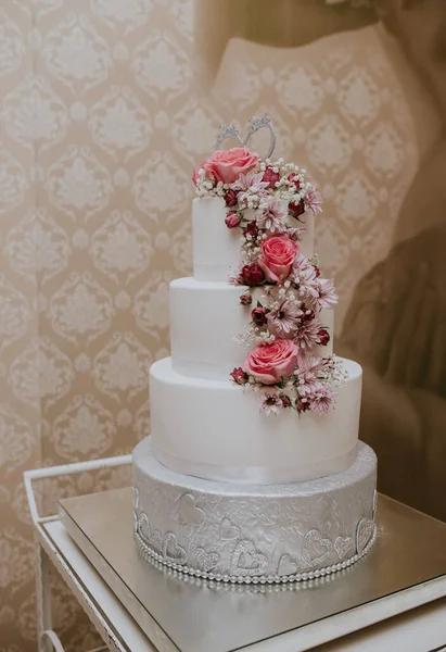 Vertikal Bild Vacker Blommig Bröllopstårta — Stockfoto