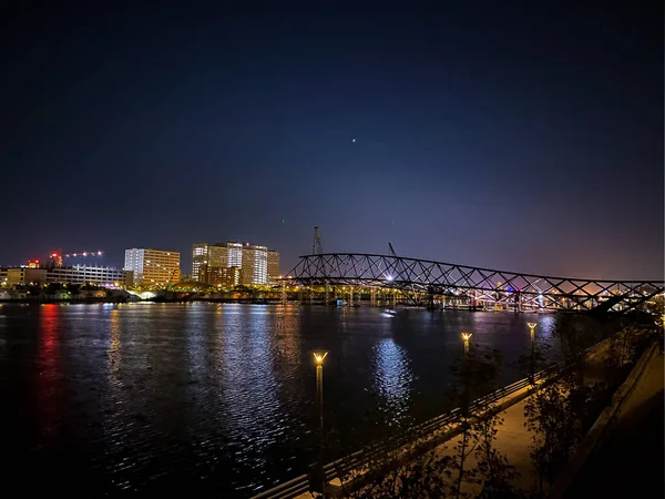 Ahmedabad Índia Mar 2021 Uma Ponte Passarela Sendo Construída Entre — Fotografia de Stock