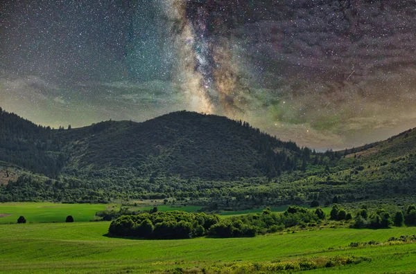 Ein Schöner Blick Auf Die Milchstraße Über Eine Landschaft Mit — Stockfoto