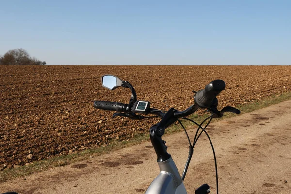 Volante Bicicleta Sobre Fondo Campo Arado —  Fotos de Stock