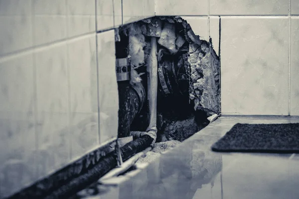 トイレ風呂の壁の後ろに破損した水パイプ — ストック写真