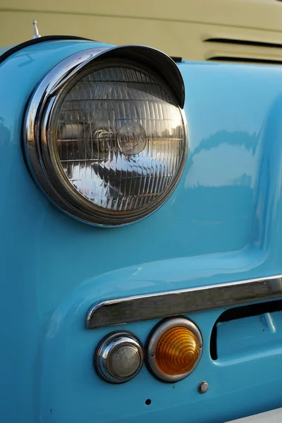 Вертикальный Снимок Фары Старого Синего Фургона — стоковое фото