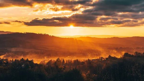 Eine Unheimliche Landschaft Eines Goldenen Berghorizonts Bei Bewölktem Sonnenuntergang — Stockfoto