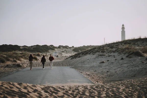 Grupa Ludzi Spacerująca Plaży Pobliżu Latarni Morskiej Cape Trafalgar — Zdjęcie stockowe