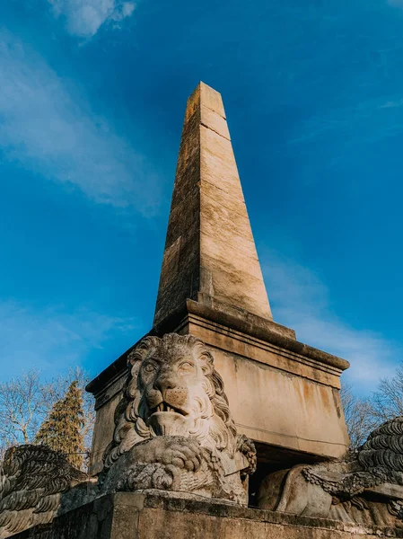 Low Angle Shot Obelisk Lions Copou Park Iasi Romania — Φωτογραφία Αρχείου