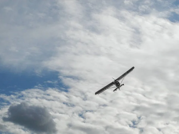 Schöne Aufnahme Eines Jets Der Durch Die Wolken Fliegt — Stockfoto