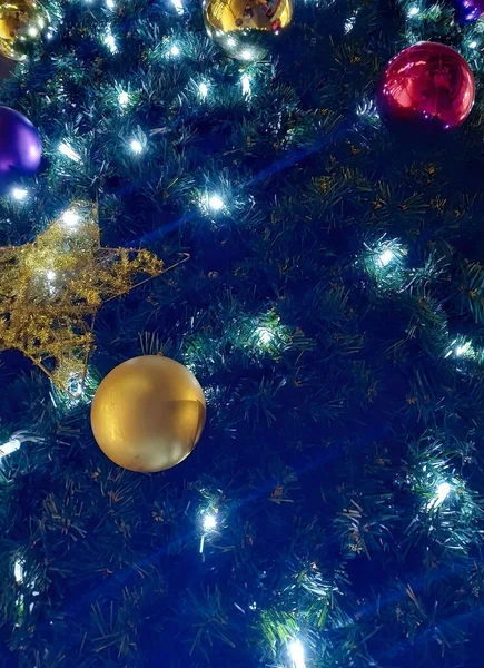 Eine Schöne Aufnahme Von Weihnachtsbaum Mit Bunten Kugeln Und Sternenschmuck — Stockfoto