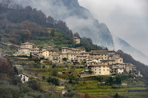 Small Italian Village Mountain Surrounded Fog — Stock Photo, Image
