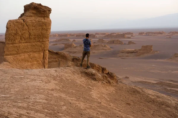 Giovane Uomo Che Guarda Vista Mozzafiato Del Deserto Lut Iran — Foto Stock