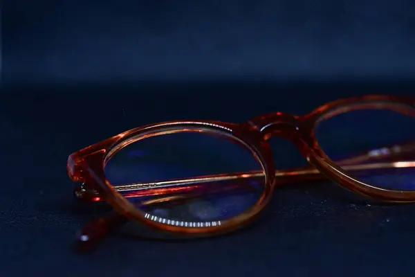 Nahaufnahme Einer Brille Auf Einer Dunkelblauen Oberfläche — Stockfoto