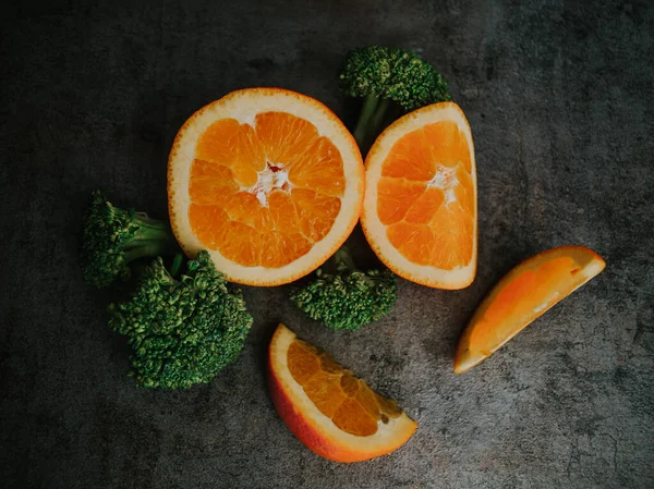 Top View Sliced Oranges Broccoli Gray Background — Stock Fotó