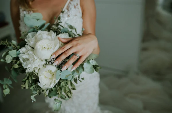 Eine Braut Brautkleid Und Ehering Mit Einem Schönen Strauß — Stockfoto