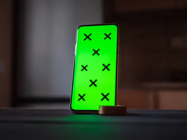 Uno Smartphone Con Schermo Verde Messo Verticalmente Con Supporto Telefono — Foto Stock