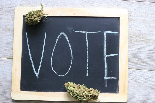 大麻という言葉で投票する黒板 マリファナ合法化の概念 — ストック写真