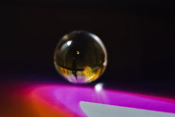 Een Selectieve Focusopname Van Een Kleine Transparante Glazen Bol — Stockfoto