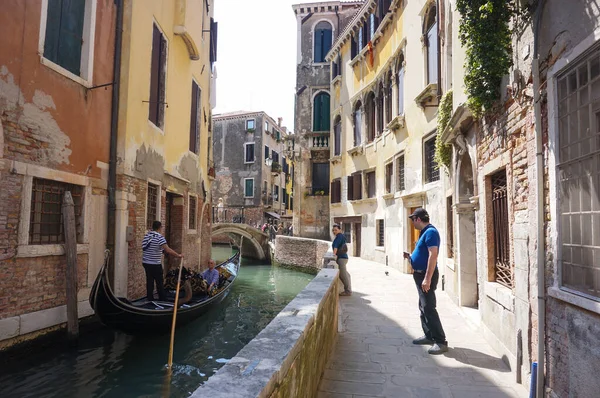 Venice Italy 2016 중심부에 곤돌라가 옆에서 사람들 — 스톡 사진