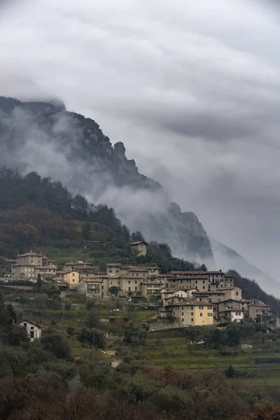 Vertical Shot Small Italian Village Mountain Surrounded — Stock Photo, Image