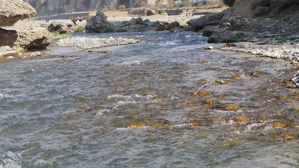 Una Hermosa Vista Del Río Fluye Entre Las Piedras — Foto de Stock