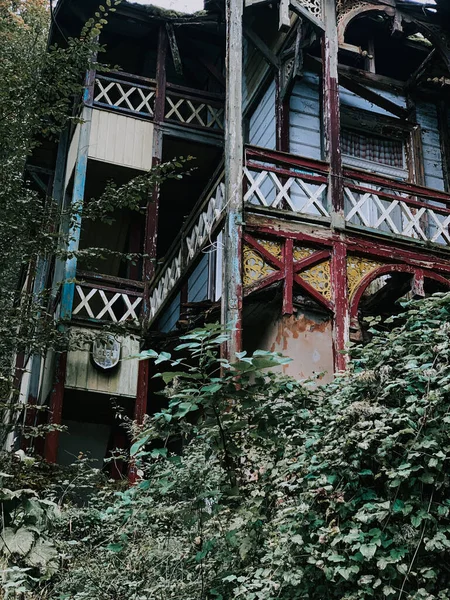 Vertical Shot Old Building Balconies Tree —  Fotos de Stock