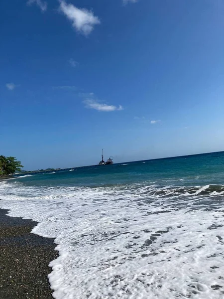 菲律宾马迪的一个晴朗的日子里 一个垂直的海浪镜头 — 图库照片