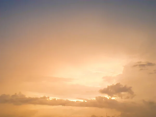 Tam Çerçeve Bulutlu Arka Plan Koyu Bulutlu Şekiller Kahverengi Altın — Stok fotoğraf