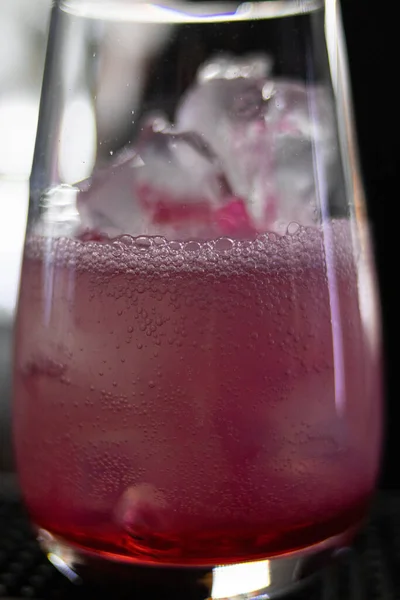 Ein Vertikaler Schuss Von Einem Glas Beerencocktail Voller Eiswürfel — Stockfoto