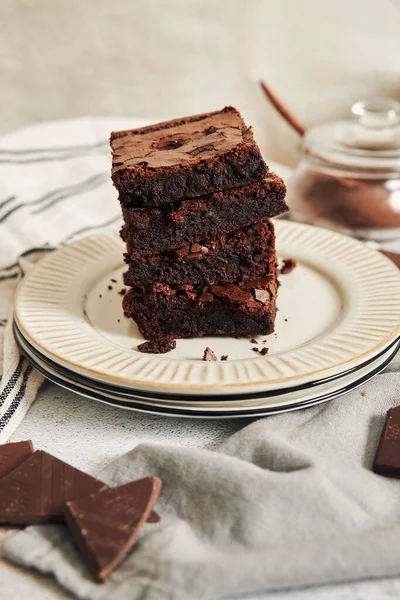 Una Toma Vertical Deliciosos Brownies Plato Blanco — Foto de Stock