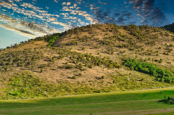 Beau Paysage Montagneux Avec Verdure Sous Ciel Nuageux — Photo