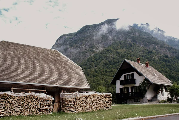 Uma Bela Paisagem Montanhosa Com Edifícios Vegetação Parque Nacional Triglav — Fotografia de Stock