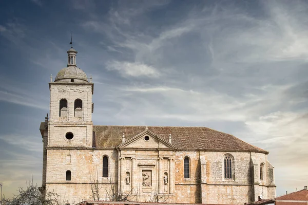 スペイン バジャドリード州シガレスのサンティアゴ教会の景観 — ストック写真